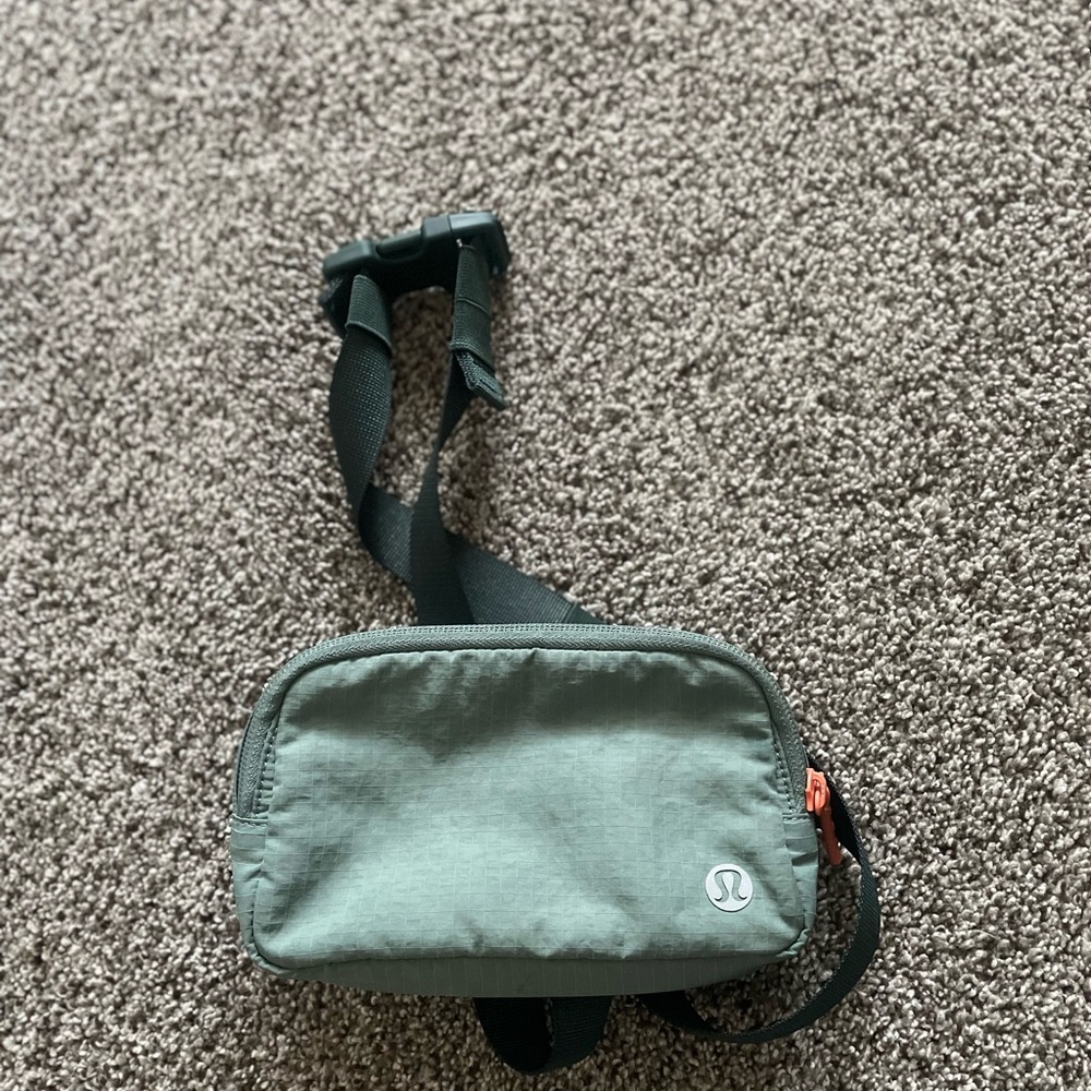 Lululemon Everywhere Belt Bag Mini
Ripstop